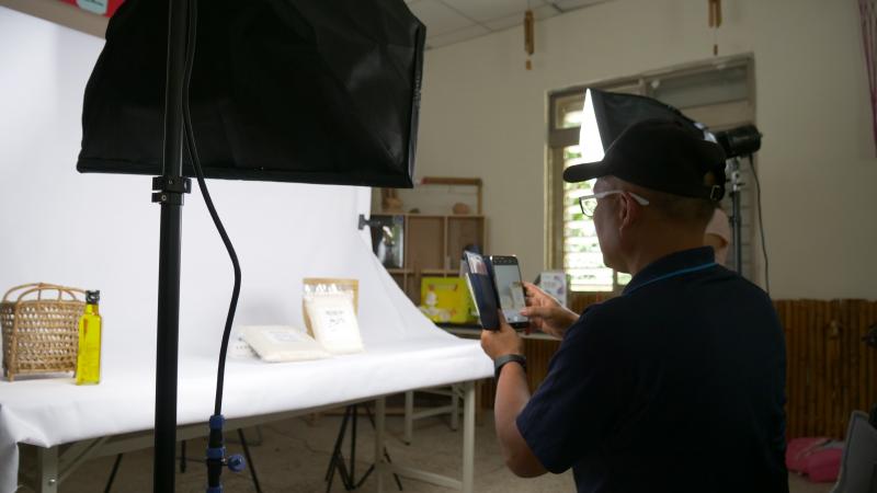 數位攝影基礎班，我們佈置了不亞於專業攝影的環境，讓學員們攜帶自己的產品，來學習使用手機攝影。