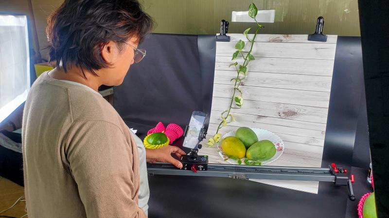 學員也發揮巧思，使用一些裝飾品，佈置適合自己產品的環境。並學習使用專業設備搭配手機，例如：滑軌、轉盤等。