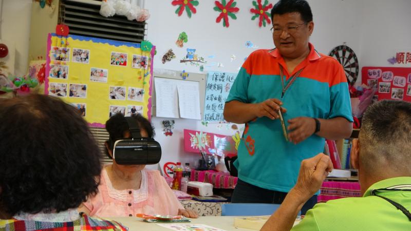 講師帶著學員學習使用平板。