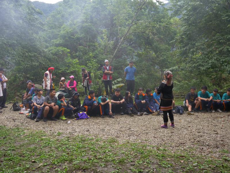 張小芳老師負責將事件意義教育給小學生，不同年齡層以不同方式教育。