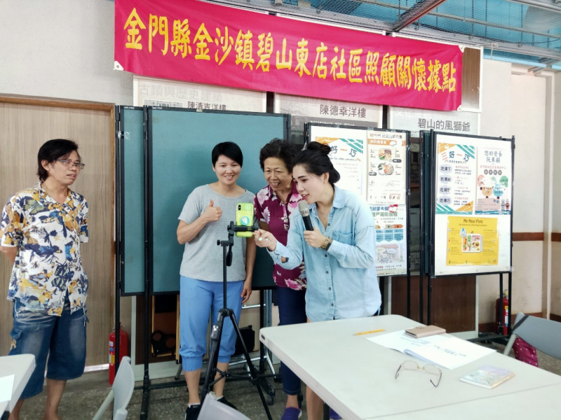 教導學員使用自拍功能,先拍的美美的之後的修圖就輕鬆許多囉~