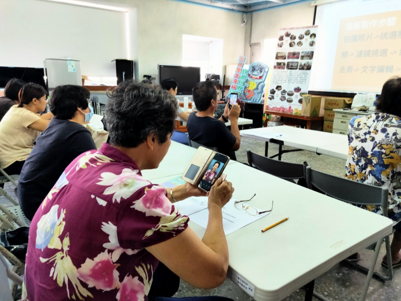 拍攝照片後,挑選出自己最喜歡的照片再進行簡單調整光線調整曝光度及陰影效果,挑選出喜歡的濾鏡!