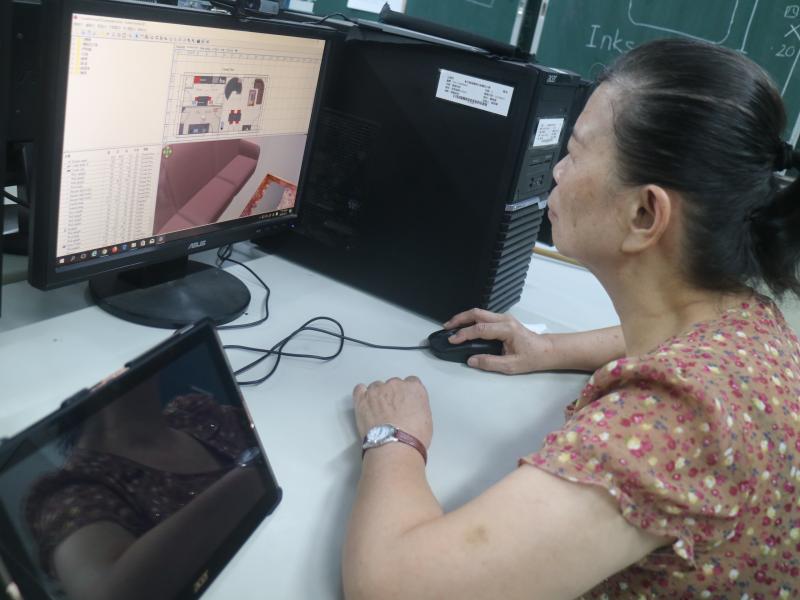 學員正在設計客廳,想了又想,可不是隨便擺放就好的喔!!