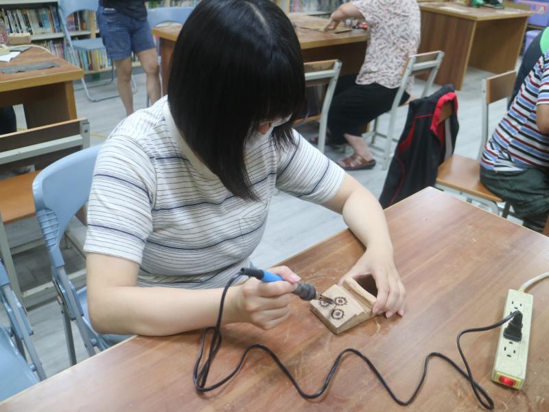 學員小心翼翼使用電烙筆,這獨一無二的作品看起來有沒有文青的感覺啊?