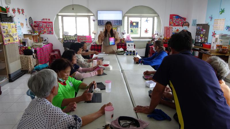 講師講解健康存摺」與「全聯PXPAY」兩個APP程式應用與方式。