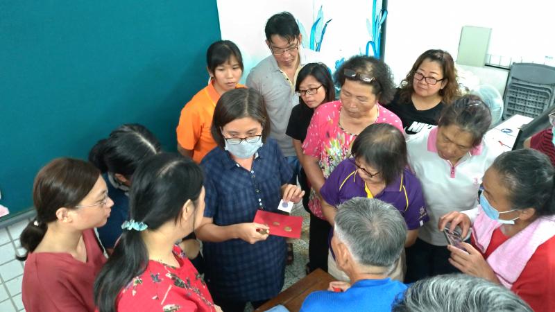 講師示範如何蓋封蠟