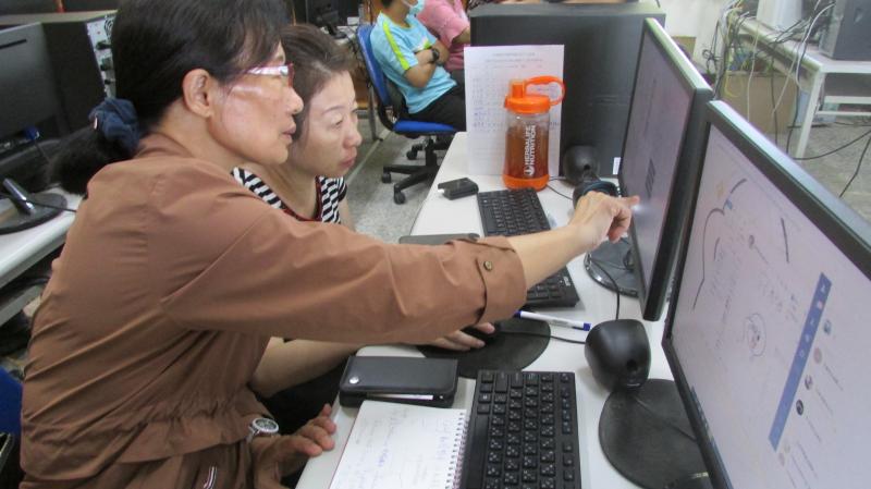 2位學員認真的按照老師的教學去操作貼圖動畫的製作。