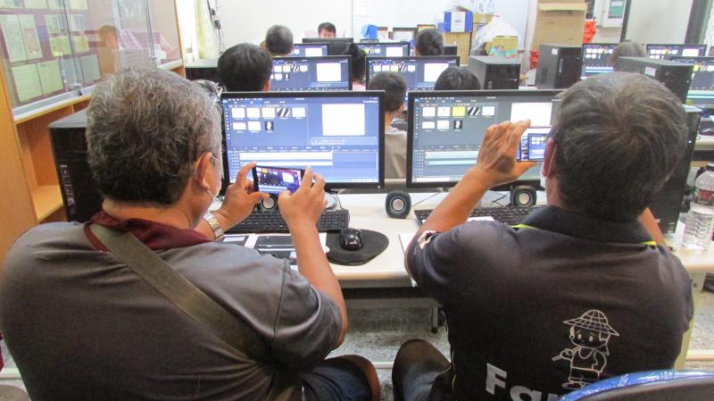 學員用手機錄下老師講解動畫製作的步驟。