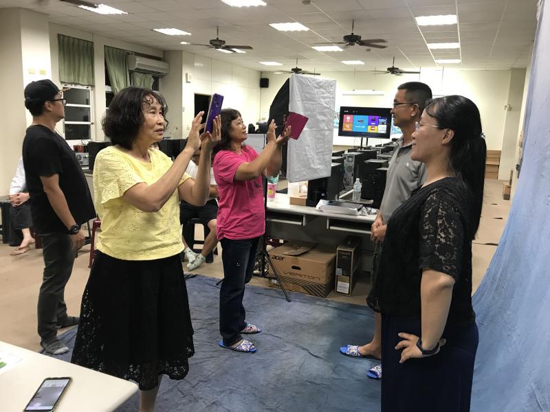 學員自已練習在背景布前，怎麼拍怎麼擺