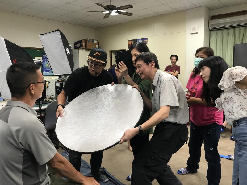 練習利用反光板的技巧，怎樣才能把光打的美。