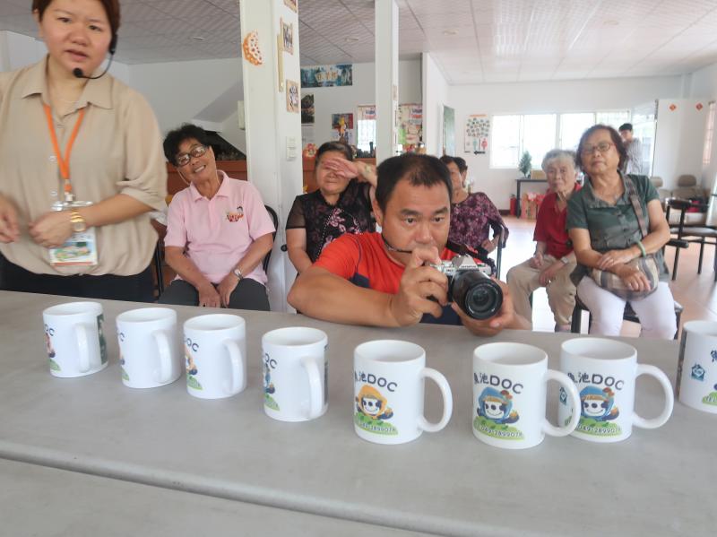 學員高興能擁有自已創作的數位紅茶杯。