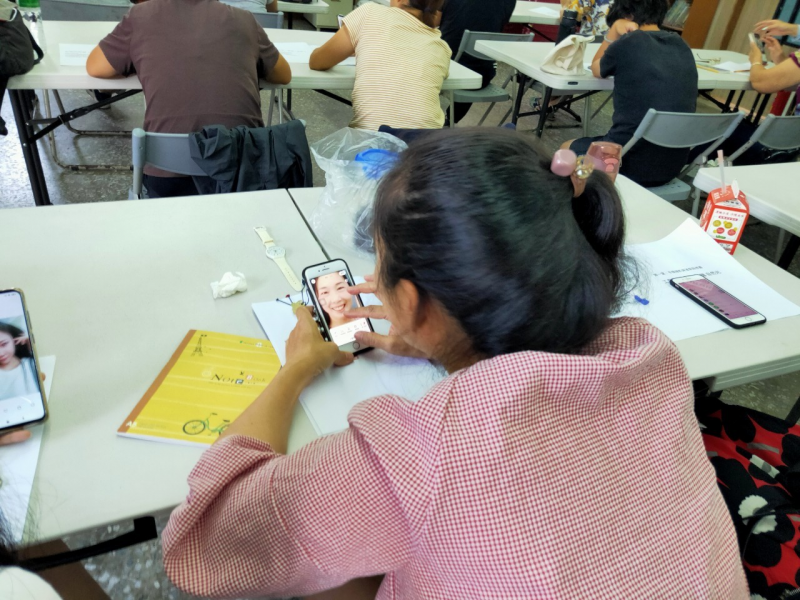 進入編輯區，調整比例，選擇過場動畫後，點擊按鈕可以應用於所有。