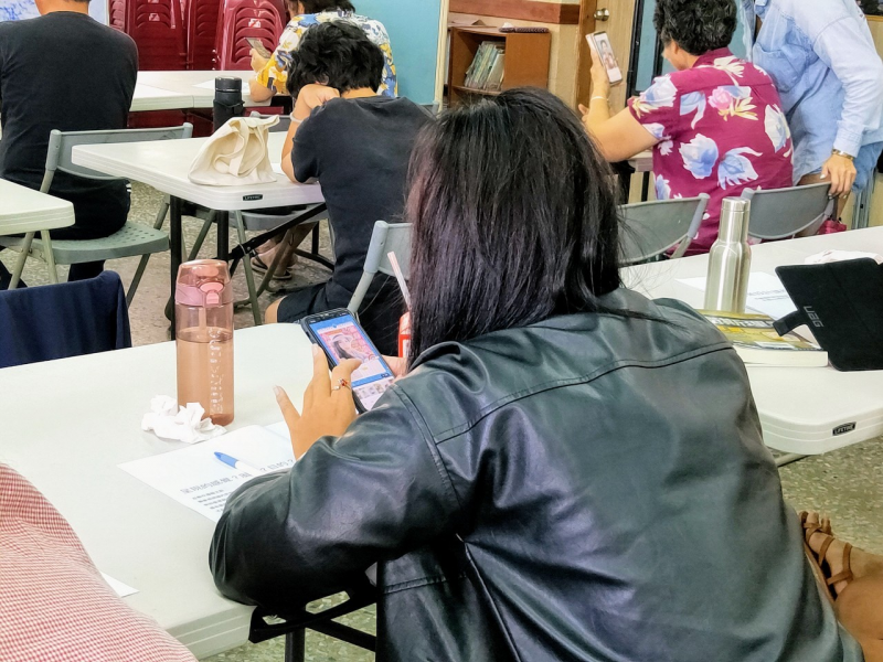 對應照片順序添加文案，可調整文案的時間長度和起始時間。點擊功能「音樂」添加背景曲。