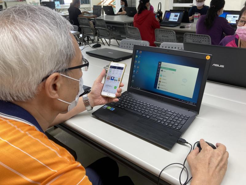 學員試著將作品轉化為電子檔，開始進入數位編修