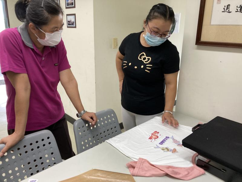 學員將設計輸出的作品，放入熱轉印機，作品的角度學員都算得很精準
