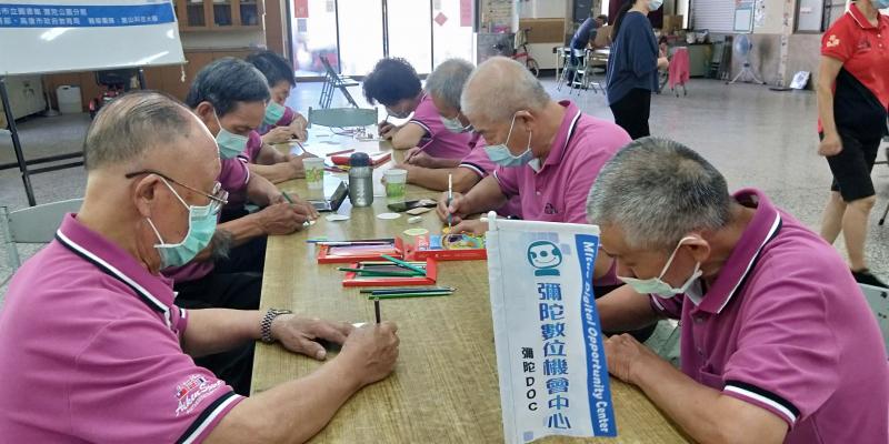 白髪蒼蒼的阿公們，正埋頭苦幹的拼手繪圖