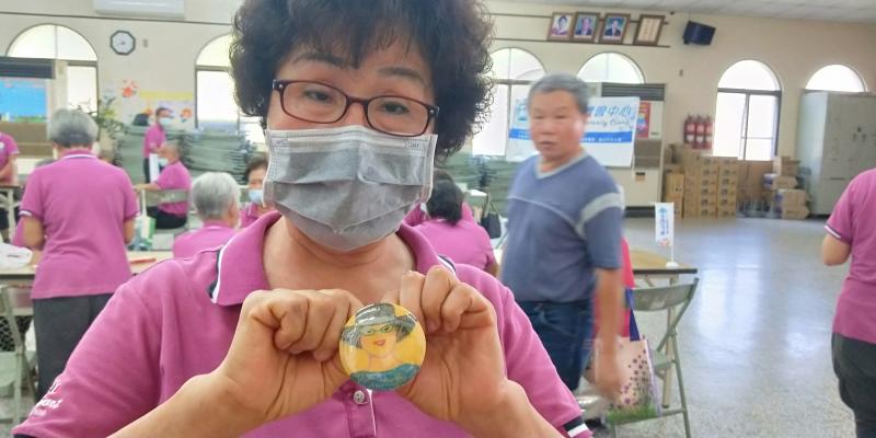 這位大姐手繪超厲害的，可以把自己畫的這麽像