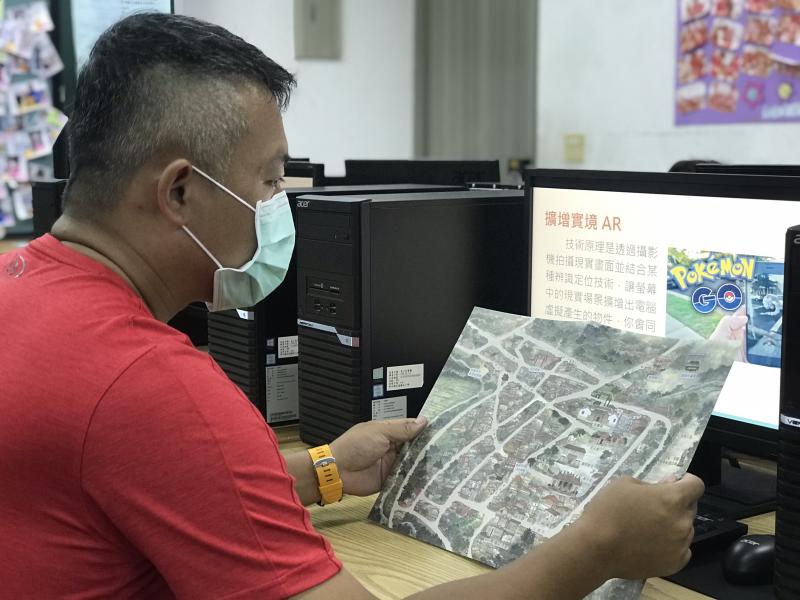 學員認真看紙本地圖如何結合AR