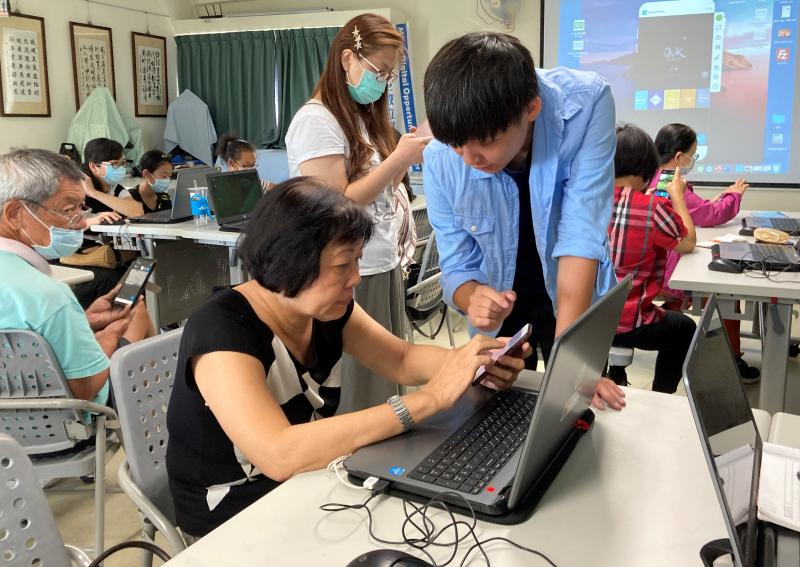 講師親切的指導學員下載應用手機剪輯軟體