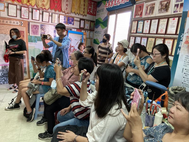 講師與學員專注拍攝受訪者