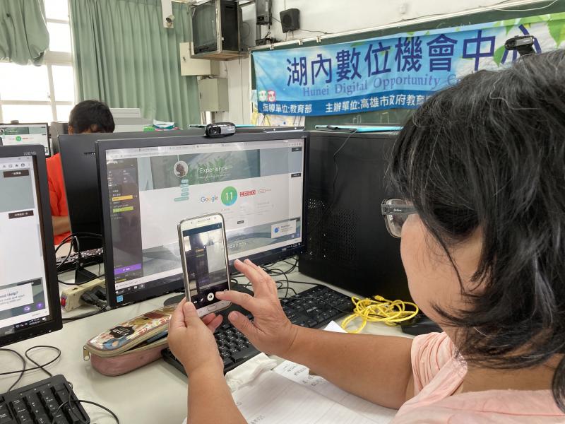 學員針對老師提醒的重點特色拍攝紀錄