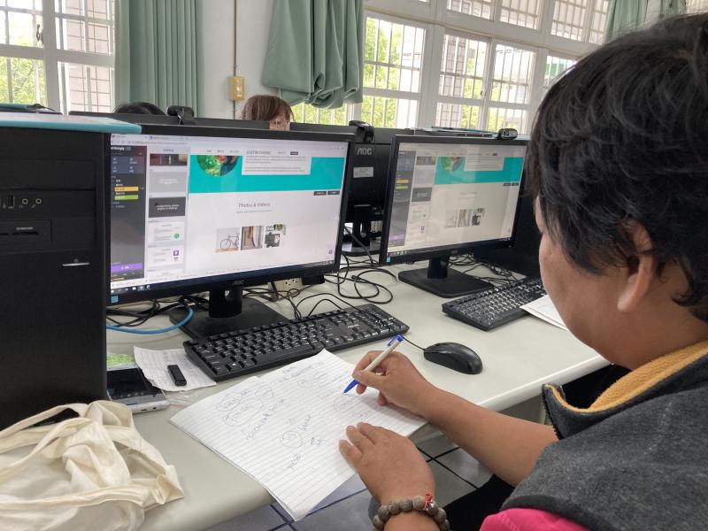 學員一筆一筆的寫下操作步驟與注意事項