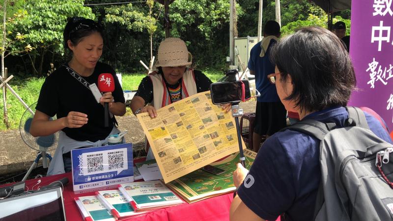 學員替在攤位介紹DOC課程的駐點直播