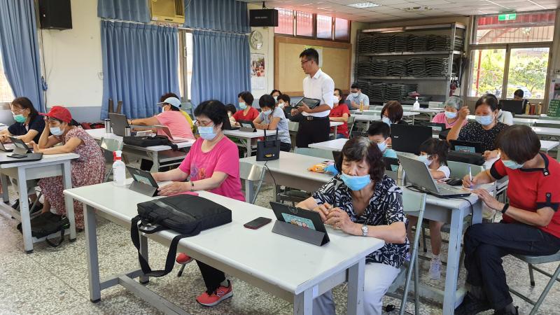 講師楊禮仁給學員授課。