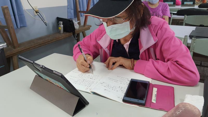 學員在認真做筆記。