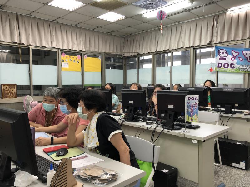 課堂中,  學員互相討問,