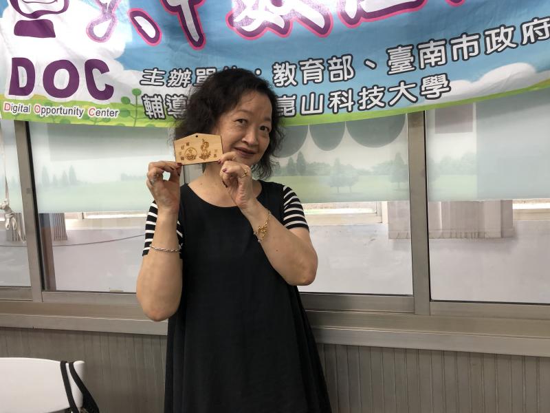 源源與作品合照