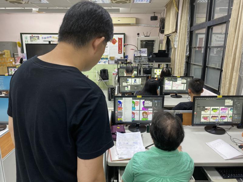 學員請教老師沾水筆刷工具的功能操作。