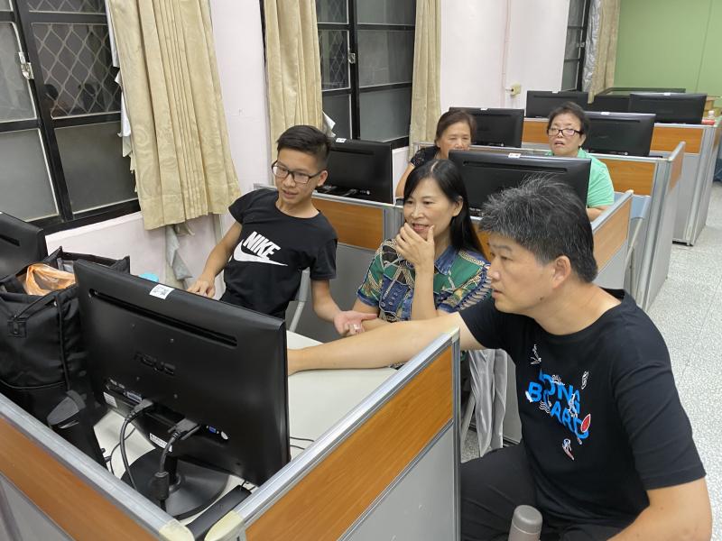 老師指導學員在圖案上加上文字。