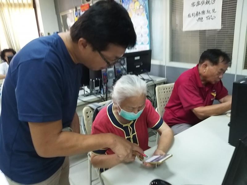 透過欣賞別人的旅行微電影，自己跟著老師示範做練習。