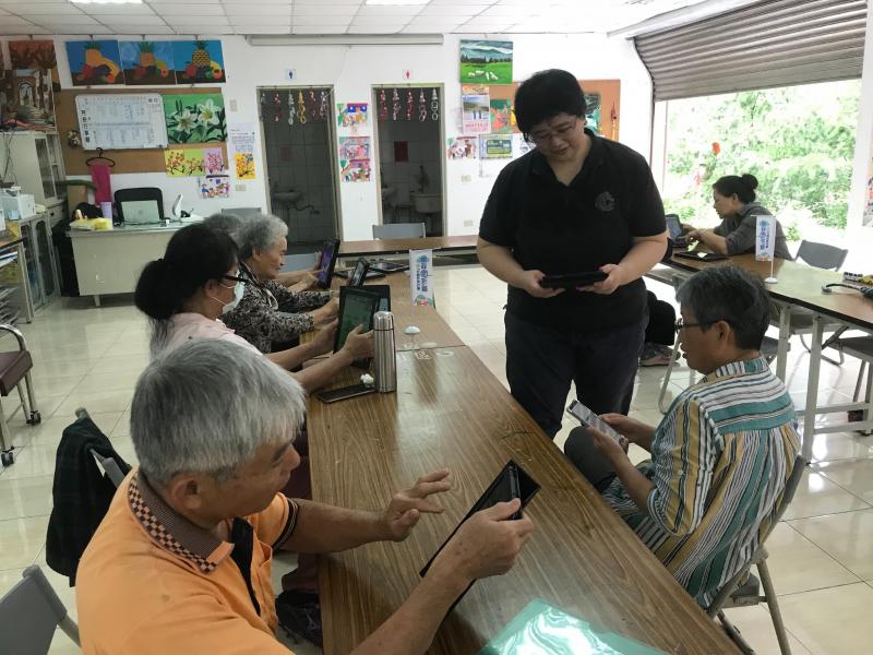 雅庸老師與楓林社區耆老互動照