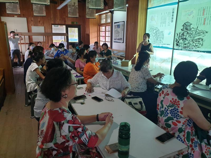 大家聚精會神的聽老師解說