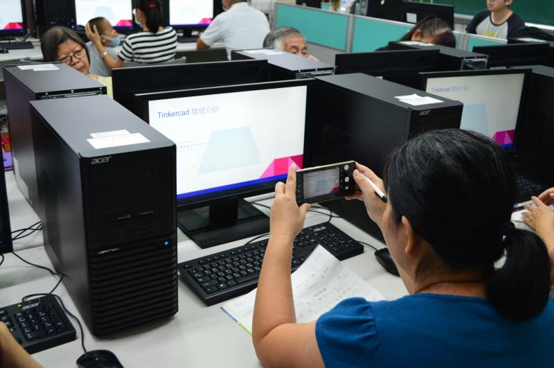 學員用手機畫重點