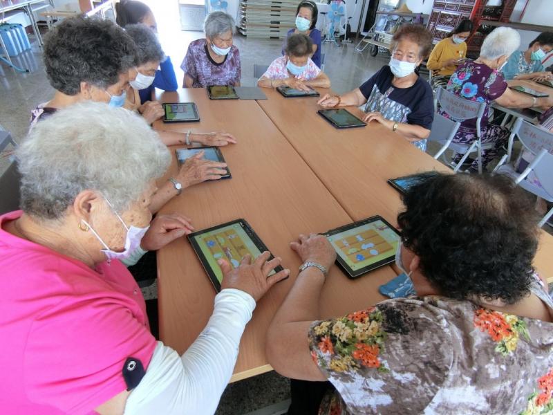 學員操作平板情況