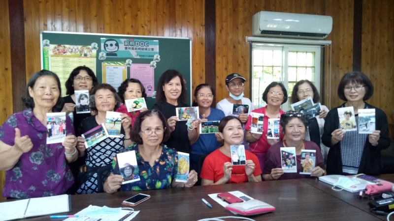 學員們拿著自已設計印出來的相片.欣喜的與老師拍照合影