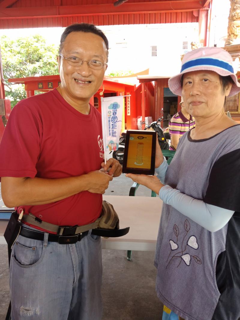 與學員學習成果合影