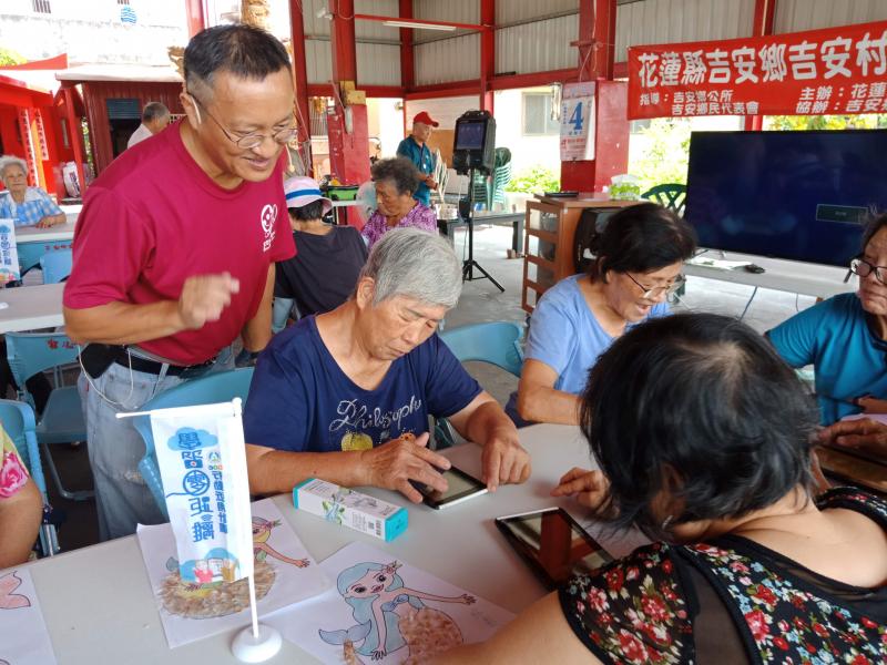 長青學員認真的體驗平板的使用中。