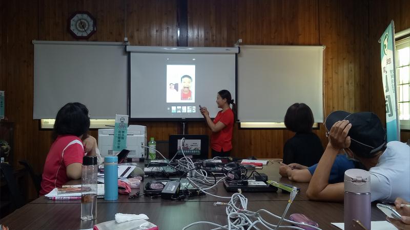 學員用心認真聽取老師的教導 