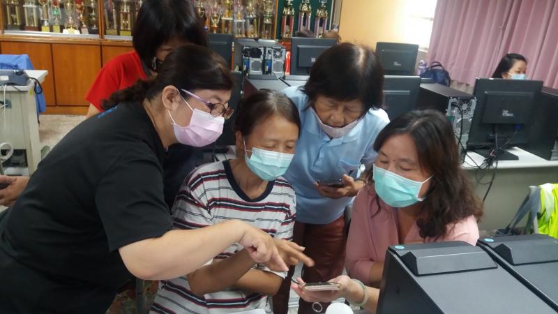 老師跟學員上課