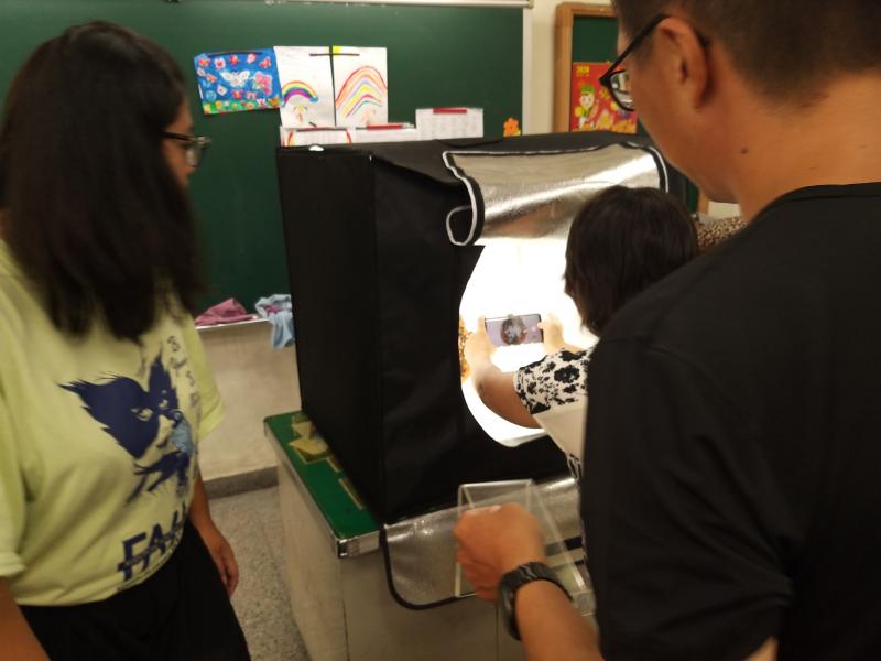 學利用攝影棚將完成的作品做拍攝