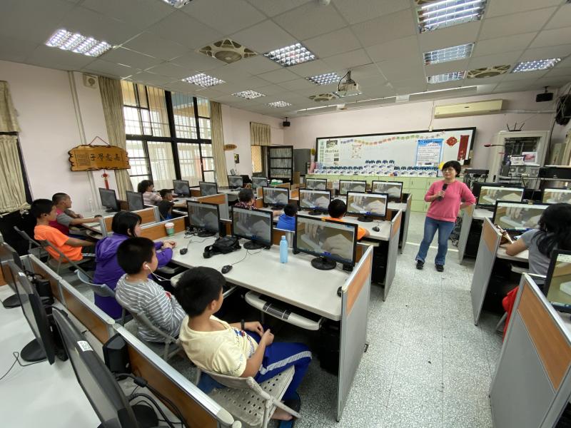 老師播放雷雕應用影片給學員欣賞。