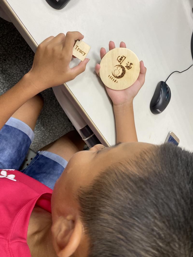 學員觀看雷雕作品。