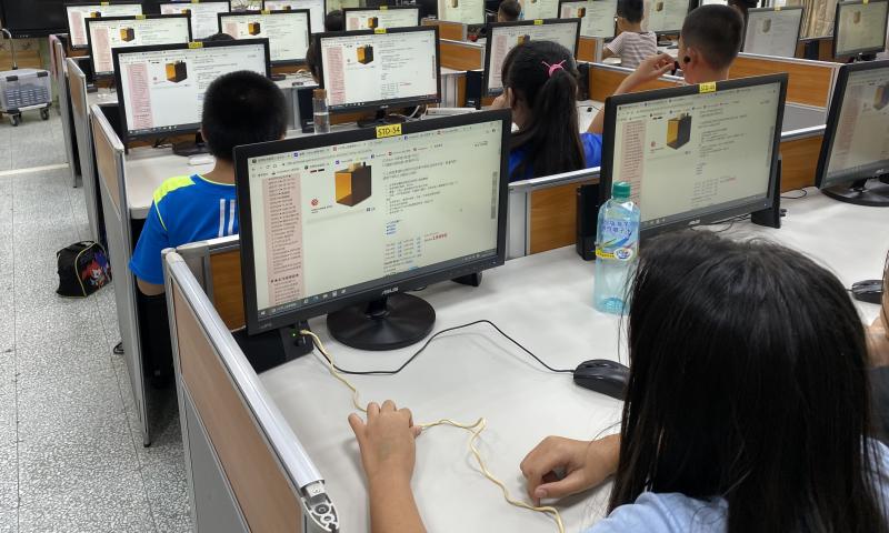 上網查看市售雷雕機種類。