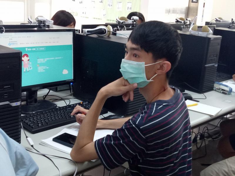 認真學習的身影，有沒有覺得在發光！