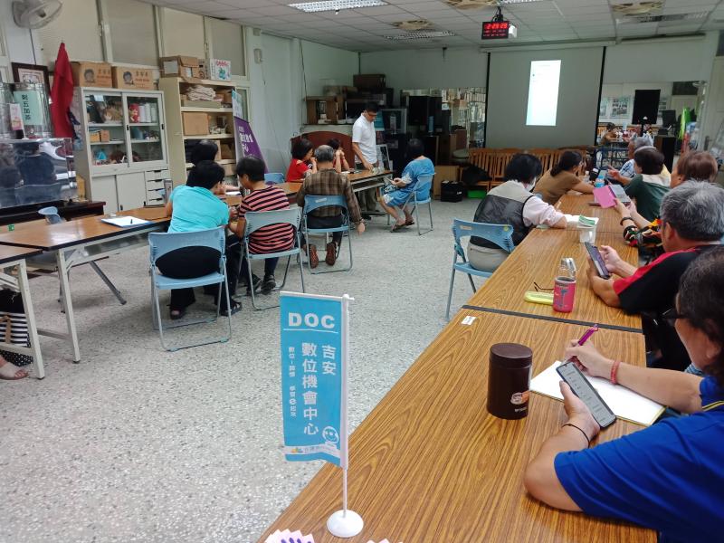 學員認真筆記中。