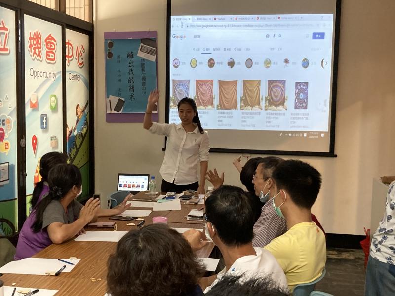 講師認真的介紹分享雷雕原理